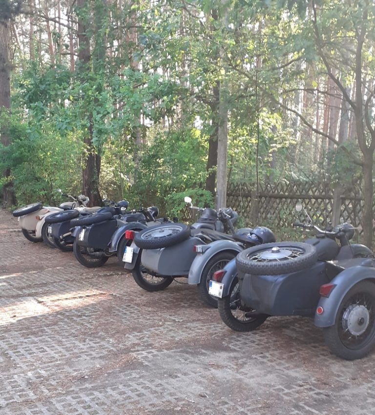 Dnepr Motorräder Oldtimer Motorradausflug zum Camp Koose im Wald in der Natur