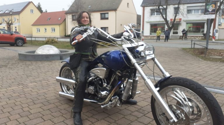 Biker Queen auf Custom Harley Davidson auf dem Weg zum Camp 